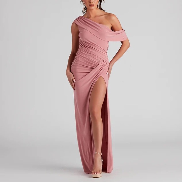 Windsor Dresses & Skirts - Dusty pink off shoulder dress
